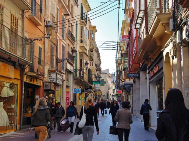 Palma de Mallorca: Guided Tour of the Old Town - Consolat de Mar, Government, and City Walls: Secular Palma