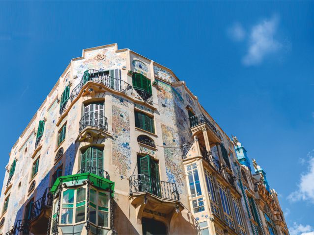 Palma de Mallorca: Guided Tour of the Old Town - Patios: The Courtyards People Walk Past