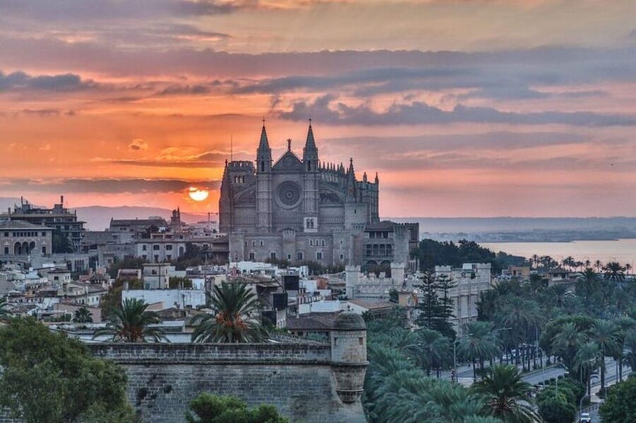 Palma de Mallorca : Must see Walking Tour With A Guide - Palma’s Old Town: Why This Works in 2 Hours