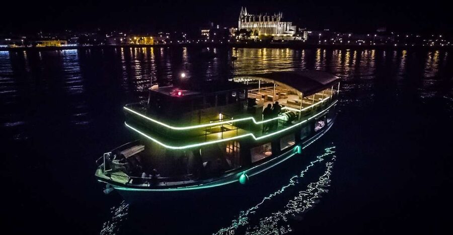 Palma de Mallorca: Night Boat Party with Live DJ - Finding the meeting spot: Barca Samba and the clock