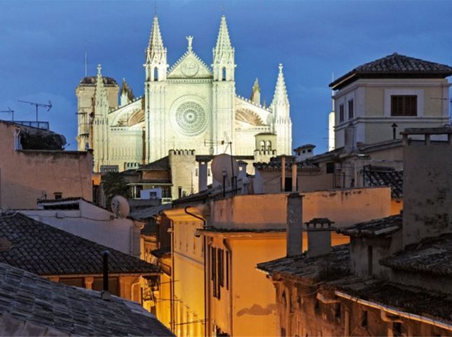 Palma de Mallorca: Old Town Atmospheric Evening Tour - Laid-back squares and sea-air moments at Parc de la Mar