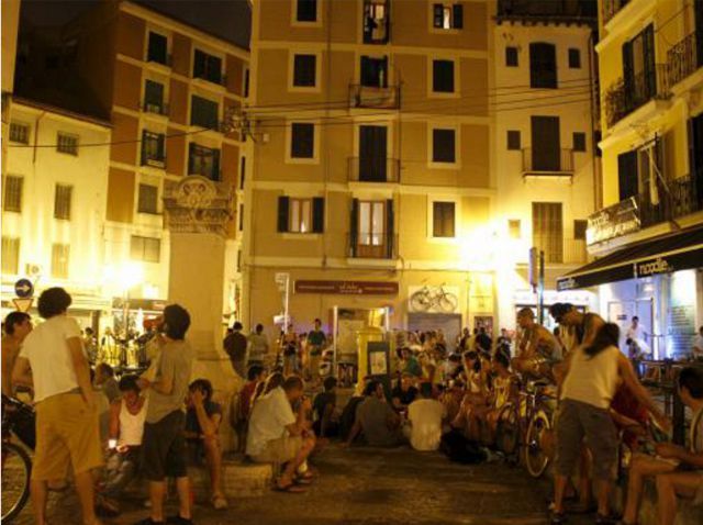 Palma de Mallorca: Old Town Atmospheric Evening Tour - Es Baluard Fortress and the feeling of the city’s edge