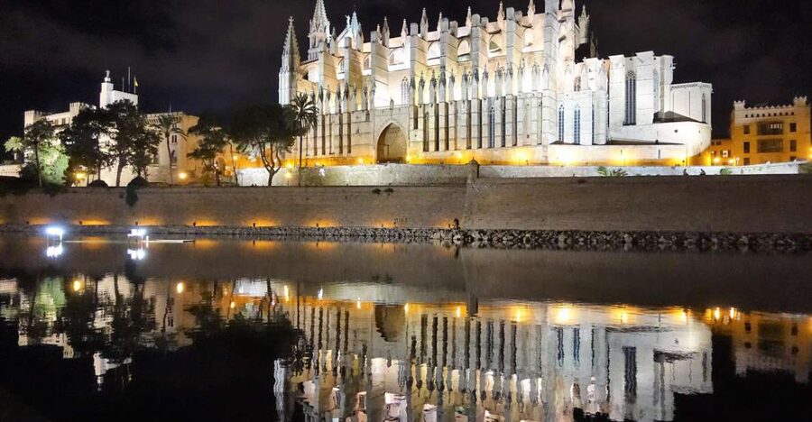 Palma de Mallorca: Old Town Atmospheric Evening Tour - Ending at a reserved tapas bar: what’s included, what isn’t, and how to handle the bill