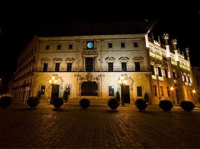 Palma de Mallorca: Old Town Atmospheric Evening Tour - Meeting at Lennox The Pub and what that location tells you