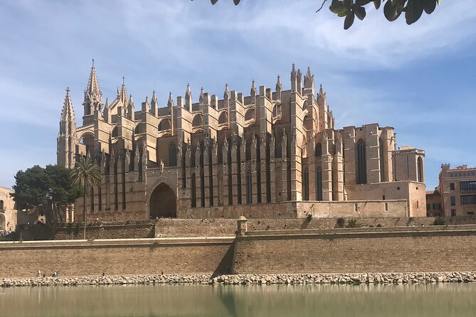 Palma de Mallorca: PRIVATE Local Food And Cathedral Experience - Nuns, cookies, and the en-saï-ma-da payoff