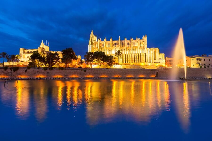Palma de Mallorca: Self-Guided Audio Tour - Palma’s Cathedral Area and Edifici Casasayas: Listen While You Stand Still