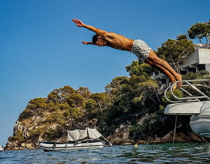 Palma Mallorca: Private Boat Trip with Water Toys & 25 Coves - About that extra “speedboat” time