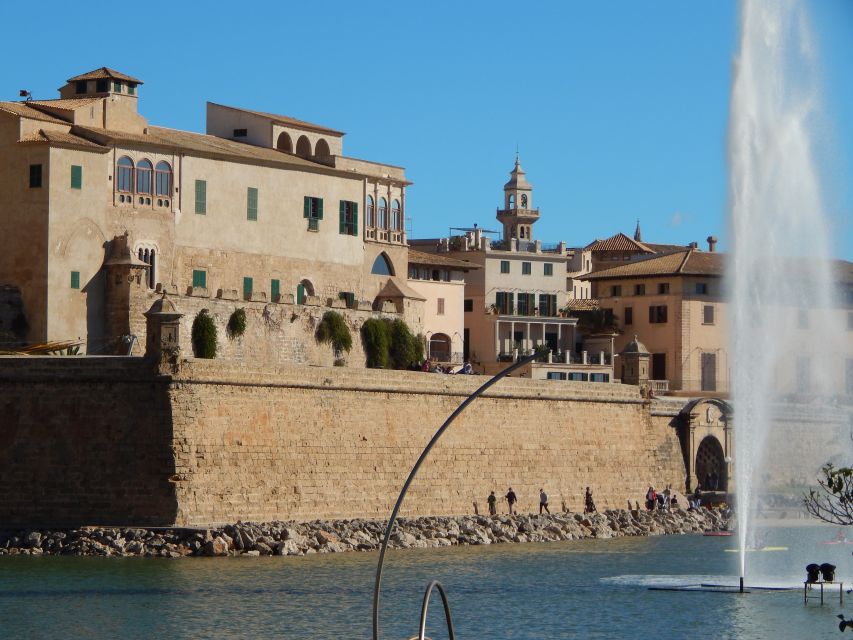 Palma old town for the first time - Parc de la Mar to the orange-umbrella meetup: start strong