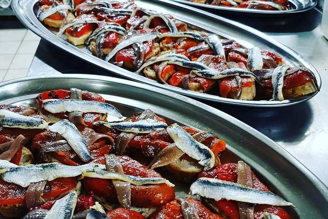 Palma's nightly charm and delicious local snacks - From historic lanes to top landmarks without the heavy burden
