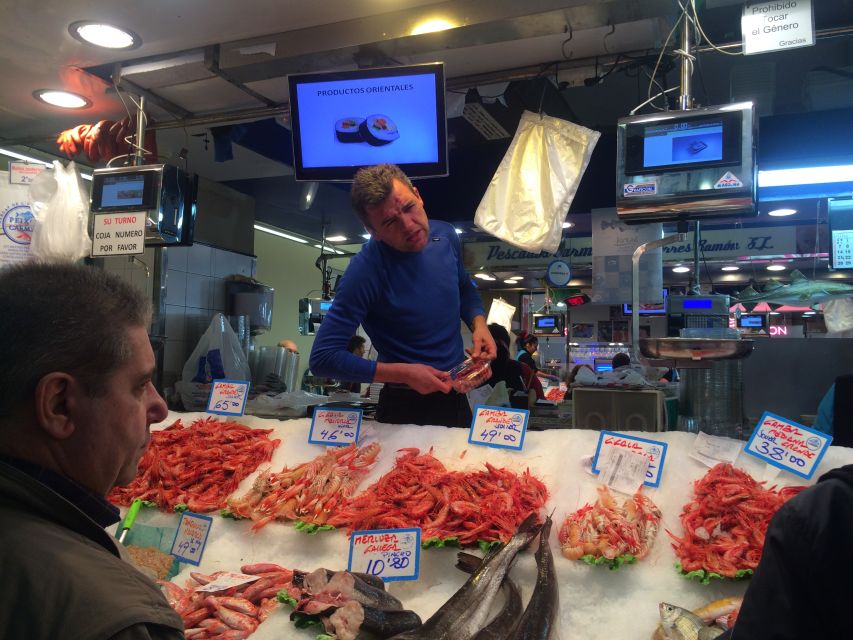 Palma: Walking Tour with Mediterranean Delicacies - Fishing harbor and Consulado del Mar: trade that shaped Palma