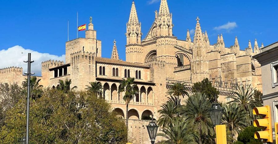 Palmas sightseeing highlights in a private and exclusive way - Gothic buildings and the cathedral area: more than a postcard