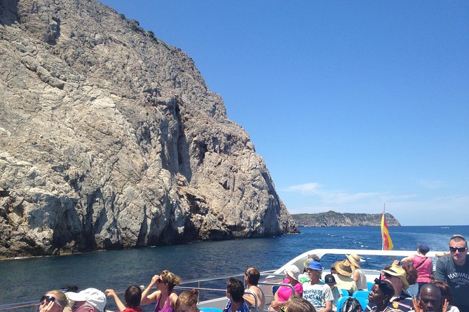 Panoramic Mallorca Boat Trip to Formentor Beach - Boat comfort: why full capacity can change the mood
