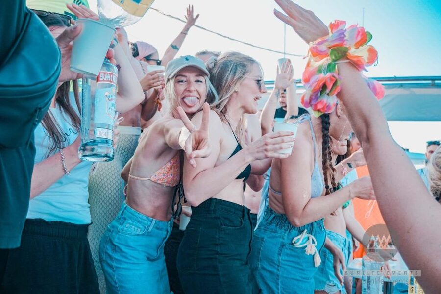Playa de Palma: Boat Party with DJ, Buffet and Entertainment - Sailing with a live DJ: what the vibe feels like