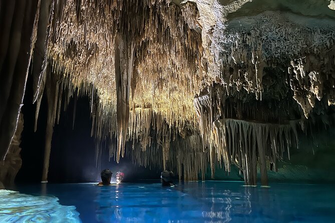 PREMIUM TOUR : Enjoy aquatic caves with caving guides - The 4-hour flow: hike to the beach, then swim/jump/rappel