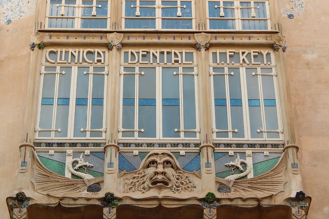 Private walking tour in Palma de Mallorca with local guides. - Catedral de Mallorca: from curiosities to light and chapels