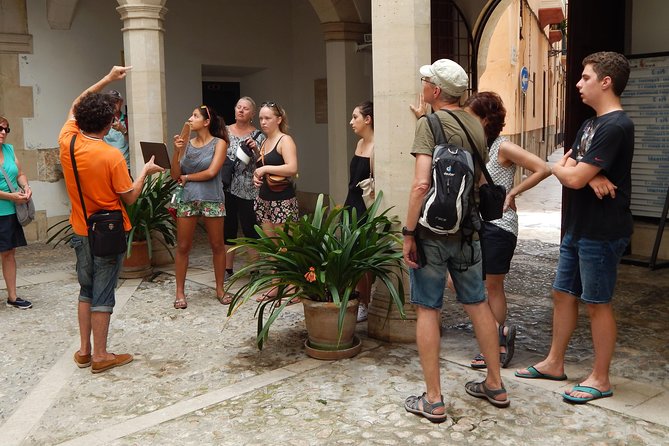 Private walking tour in Palma de Mallorca with local guides. - Ca’n Oms and Can Bordils: patios that explain the house style