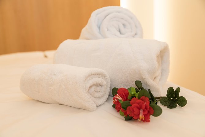 Romantic couple massage + SPA entry and private jacuzzi with cava - The massage room setup is the real romance