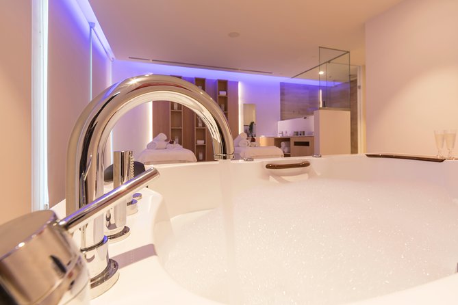 Romantic couple massage + SPA entry and private jacuzzi with cava - Your 4-hour flow: spa entry, massage, and the private jacuzzi finish