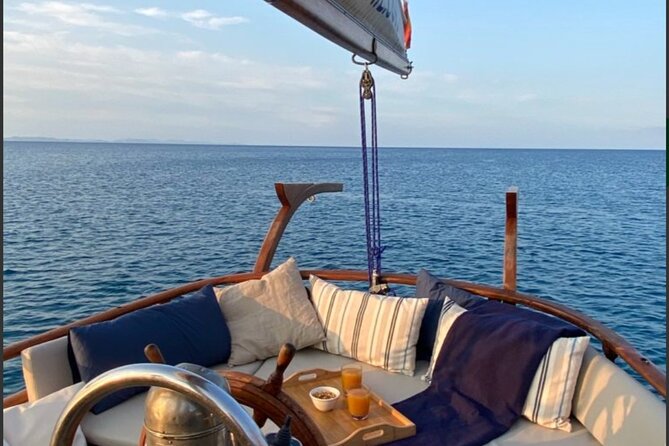 Sail tour tapas day charter boat trip private sailing pirate - Getting There at Club de Mar / Muelle Pelaires: Don’t Lose Time