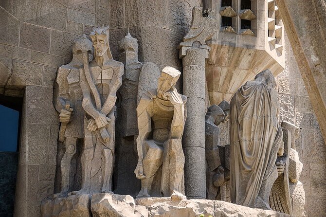 Self-Guided Audio Tour - The Kingdom of Mallorca - Finishing at Plaça de la Drassana: wrap-up with a view of place