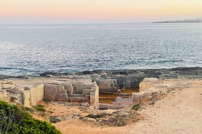 Self-guided Walking Tour and Outdoor Escape Game in Cala Millor, in German - Team play for up to six: the sweet spot for fun