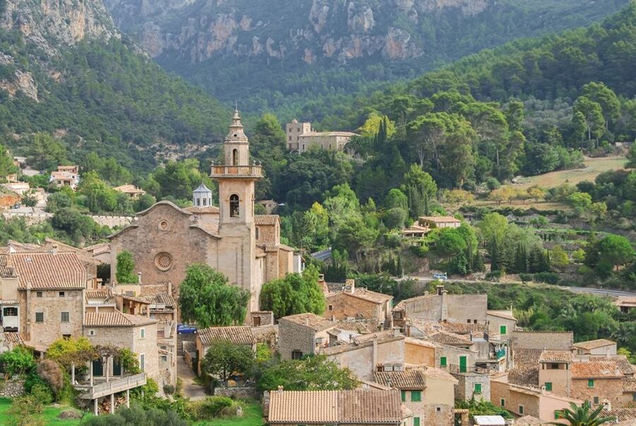 Valldemossa: Discover Valldemossa with a transfer from Palma - The guided walking tour: how to see Valldemossa without getting lost